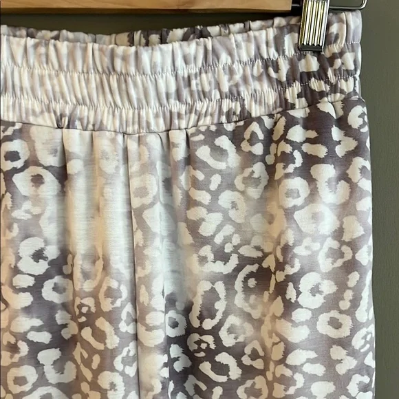 OLIVACEOUS Wide Leg Gray & White Leopard Print Flowy Pants size small - Picture 6 of 11